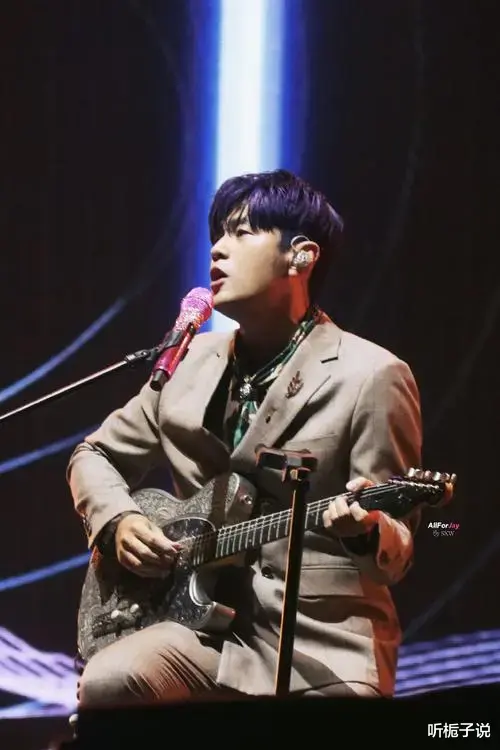 45岁周杰伦打网球!满脸胡子很粗犷,娇妻全程陪同,生图曝光身材