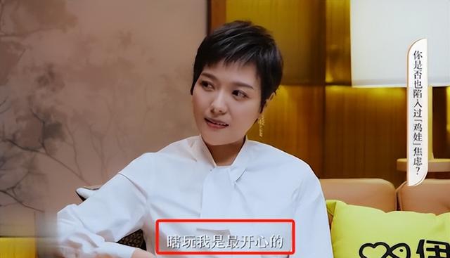 汪涵9岁儿子和妈妈逛街被偶遇,头顶黄毛发稀少,网友:压力太大