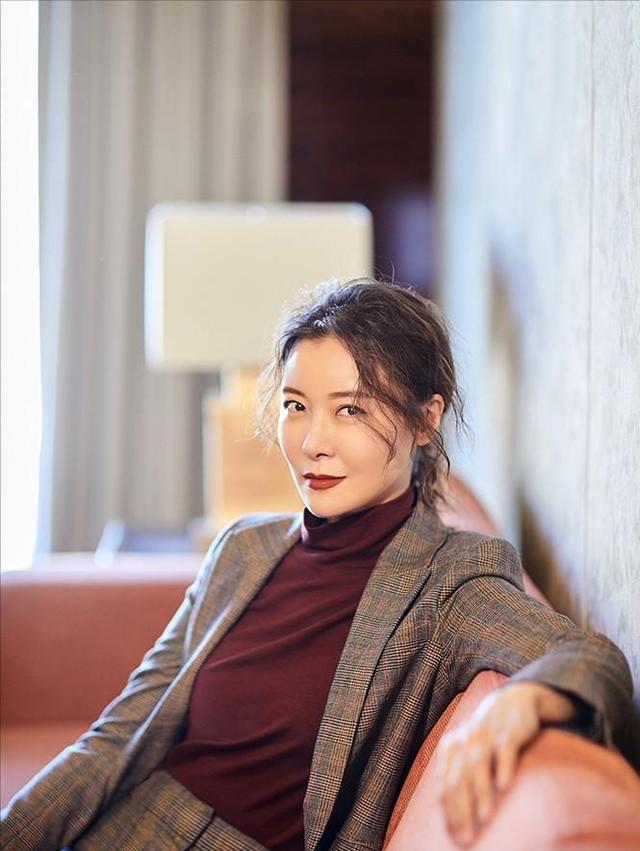 柯蓝:四段情史,2次“小三”,52岁还单身的她,成了人生赢家