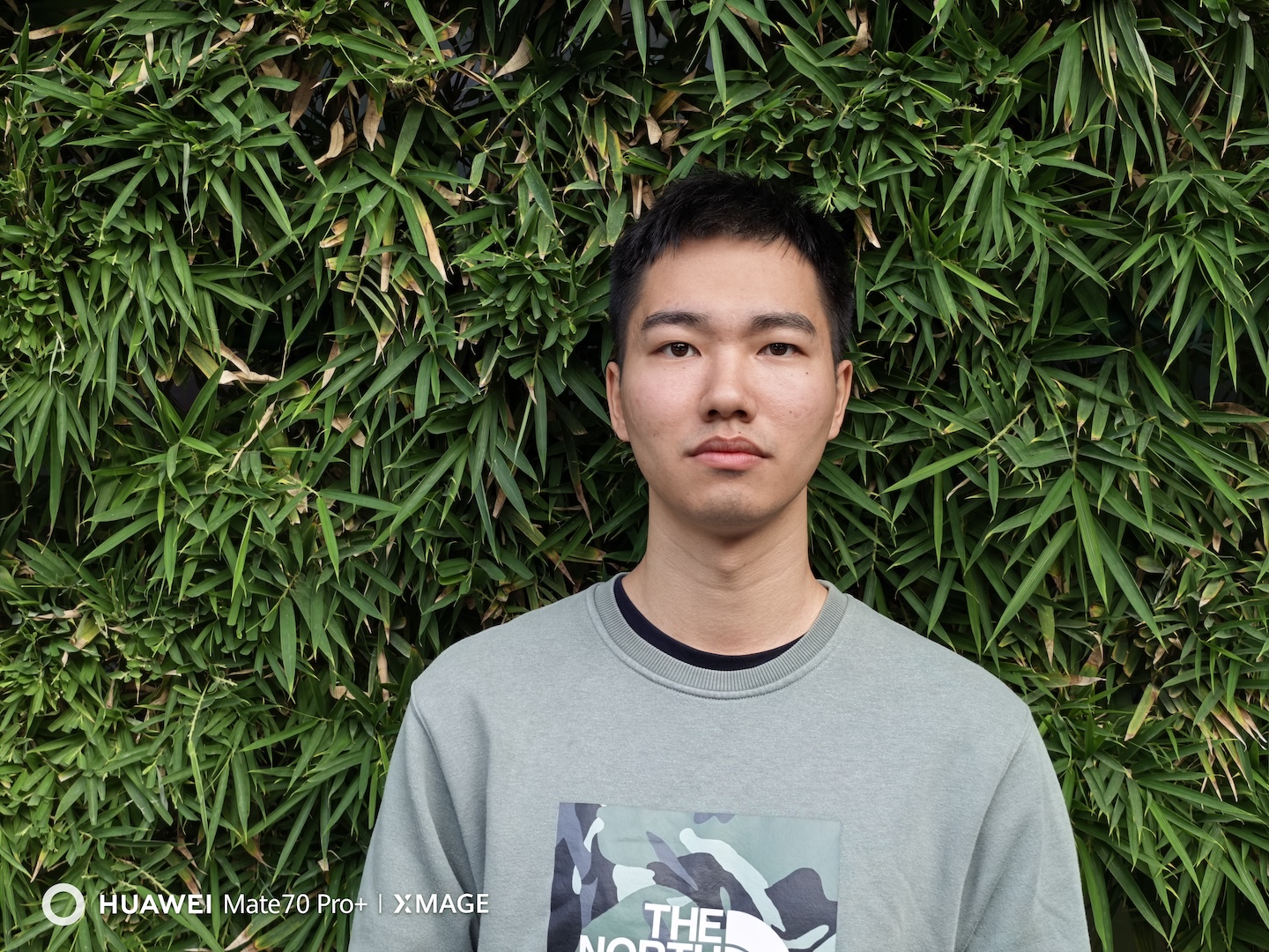 华为Mate 70红枫原色强得飞起,手机影像再攀高峰!