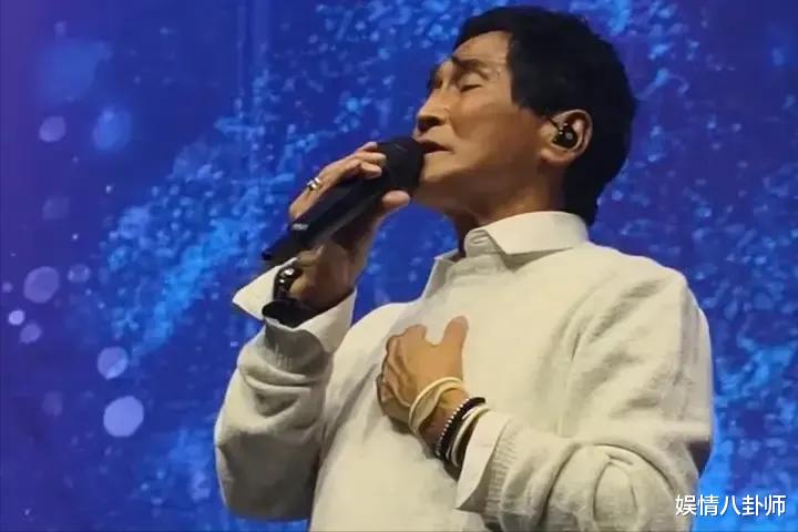 64岁齐秦苏州演唱会爆冷!网友嘲讽唱歌上气不接下气,观众嘘声一片