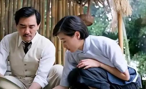 与陈建斌同居5年被抛弃，如今52岁不婚不育的她，美出了新高度