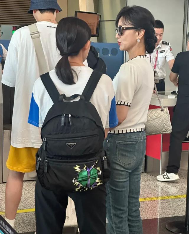 71岁赵雅芝皮肤松弛臀部塌陷,看到她的近况,才知道自然老去的美