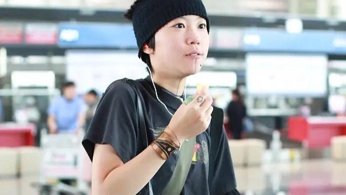 “王菲大女儿窦靖童”好奇葩，穿T恤+短发+发带，居然还背3个包包