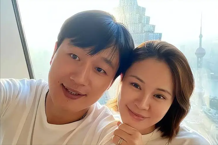 娱乐圈“最强师生恋”,让老师8年生3子,今把妻子宠成公主!