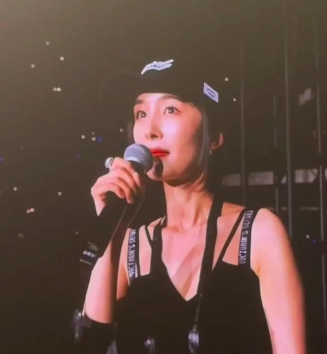 杨幂戴玉镯去看周深演唱会,她生图的美疯了,周深把自己唱哭了