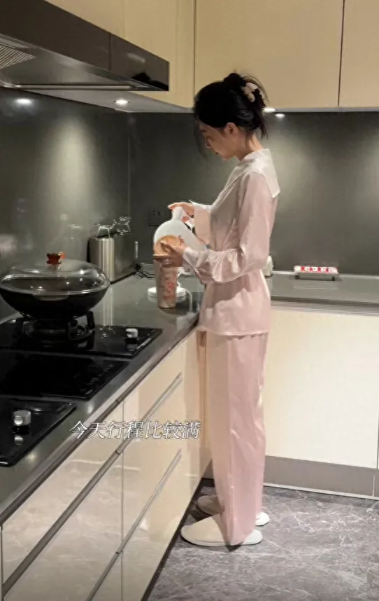 潘玮柏上海的家公开大又豪,妻子全职在家,晒日花30万的贵妇生活