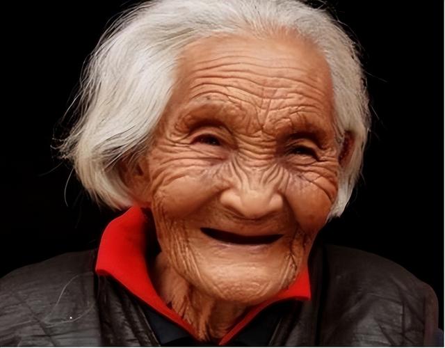 老人身上有一股怪味？建议55岁后，远离3个习惯，老了或没味