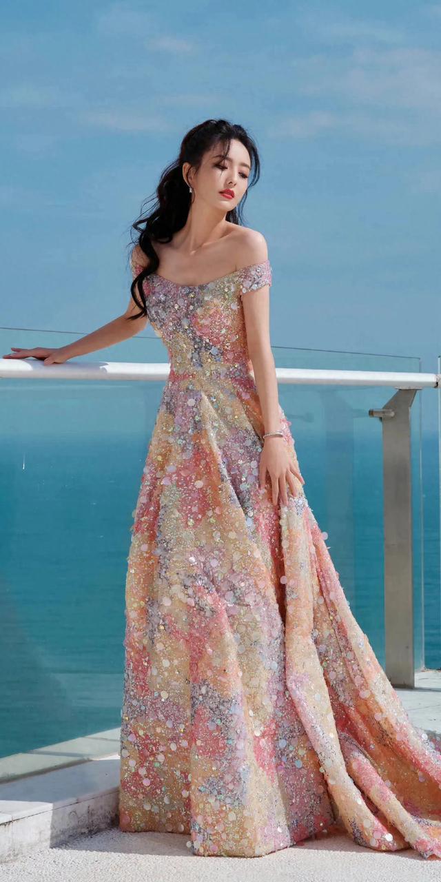 佟丽娅珠光宝气，高贵优雅