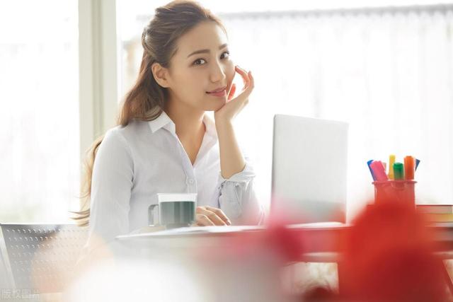 在单位，女同事主动帮你做这 4 件事，就是默认跟你暧昧了