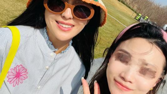 佟丽娅恋爱了？和神秘帅哥现身阿那亚，8岁朵朵穿搭惹争议！