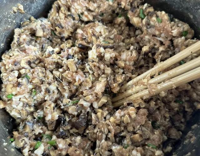 调饺子馅时，不要加料酒，牢记“盐水油”口诀，出锅喷香多汁！