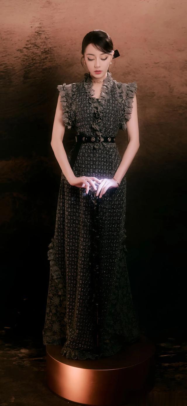 难得一见!迪丽热巴成熟知性美照!