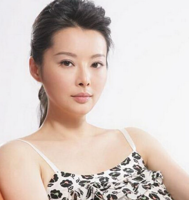 事实证明,当初被嘲“疯女人”的袁立,才是真的“人间清醒”