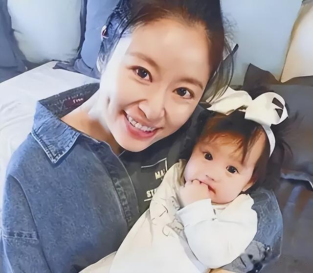 林心如晒女儿拍摄照片,双手捧脸爱意满满,48岁素颜超耐打