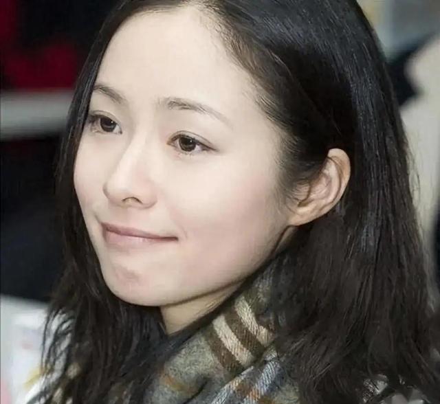 到处认“干爹干哥”,在男人堆里游刃有余,“顶级绿茶”非她莫属