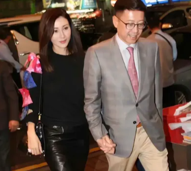 何超琼用一件紫色旗袍，彻底向外界证明，陈百强就是她的此生挚爱