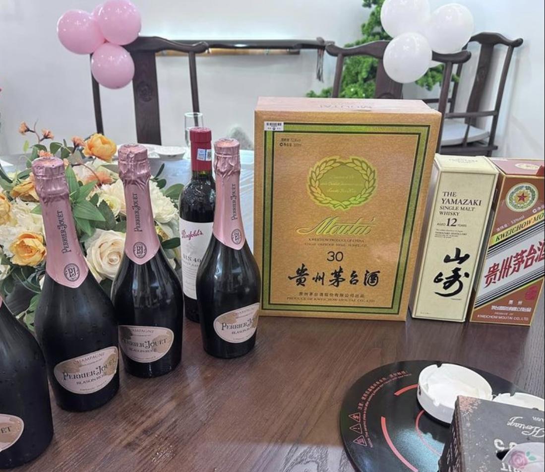 53岁港姐嫁到内蒙古,与老公喝酒庆8周年,婚后未育将继子当亲生