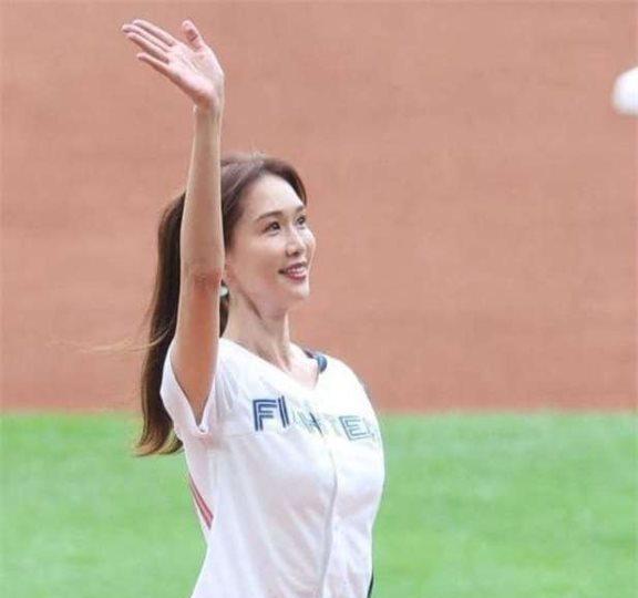 四十九岁林志玲现身日本棒球赛,引得日本网友大呼美貌暴击!