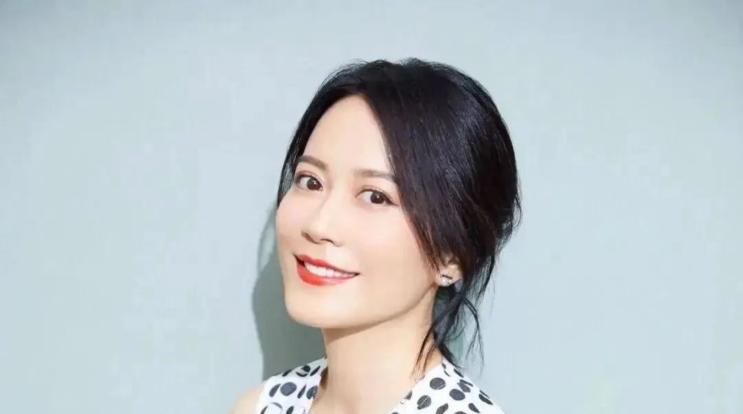 娱乐圈10位中年女星,个个肤白貌美性感妖娆,年纪越大越有女人味!