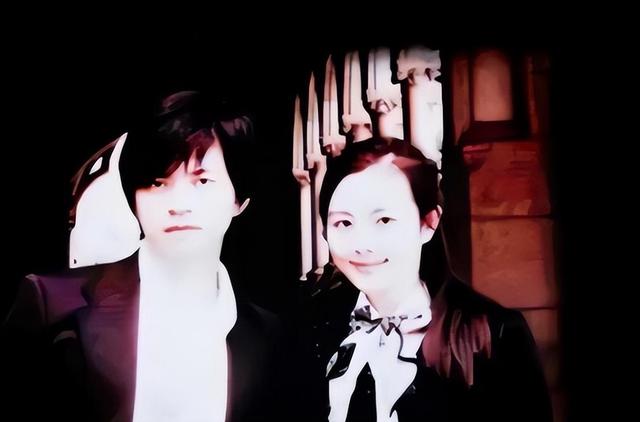 疑似李健老婆怀孕，李健小心翼翼扶老婆下台阶，网友：好恩爱！