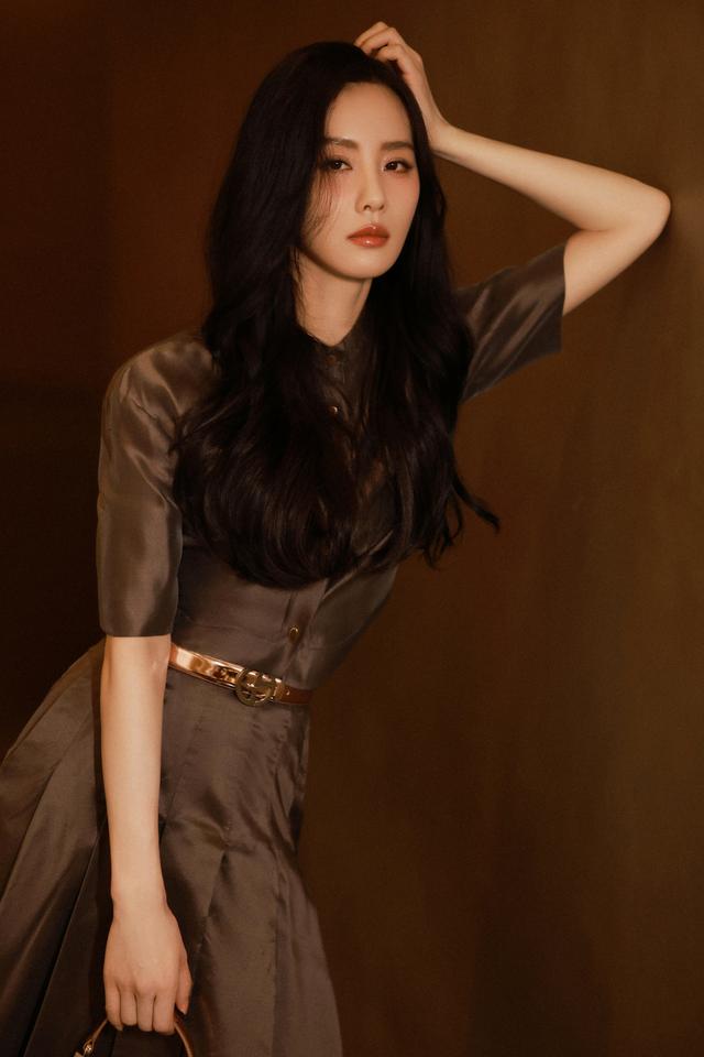 刘诗诗大地色穿搭温婉动人