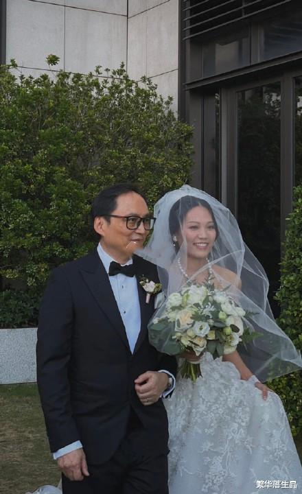 霍咏盈为老公庆生,打扮低调气质优雅,婚后和老公感情甜蜜