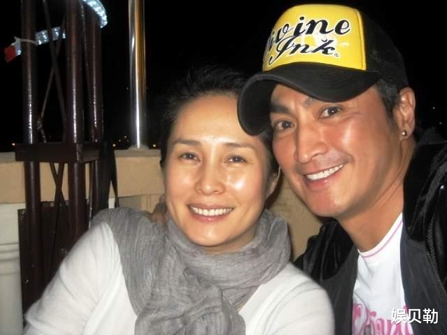 何家劲全家福曝光，妻子与两任女友颜值相差大，女儿遗传妈妈长相