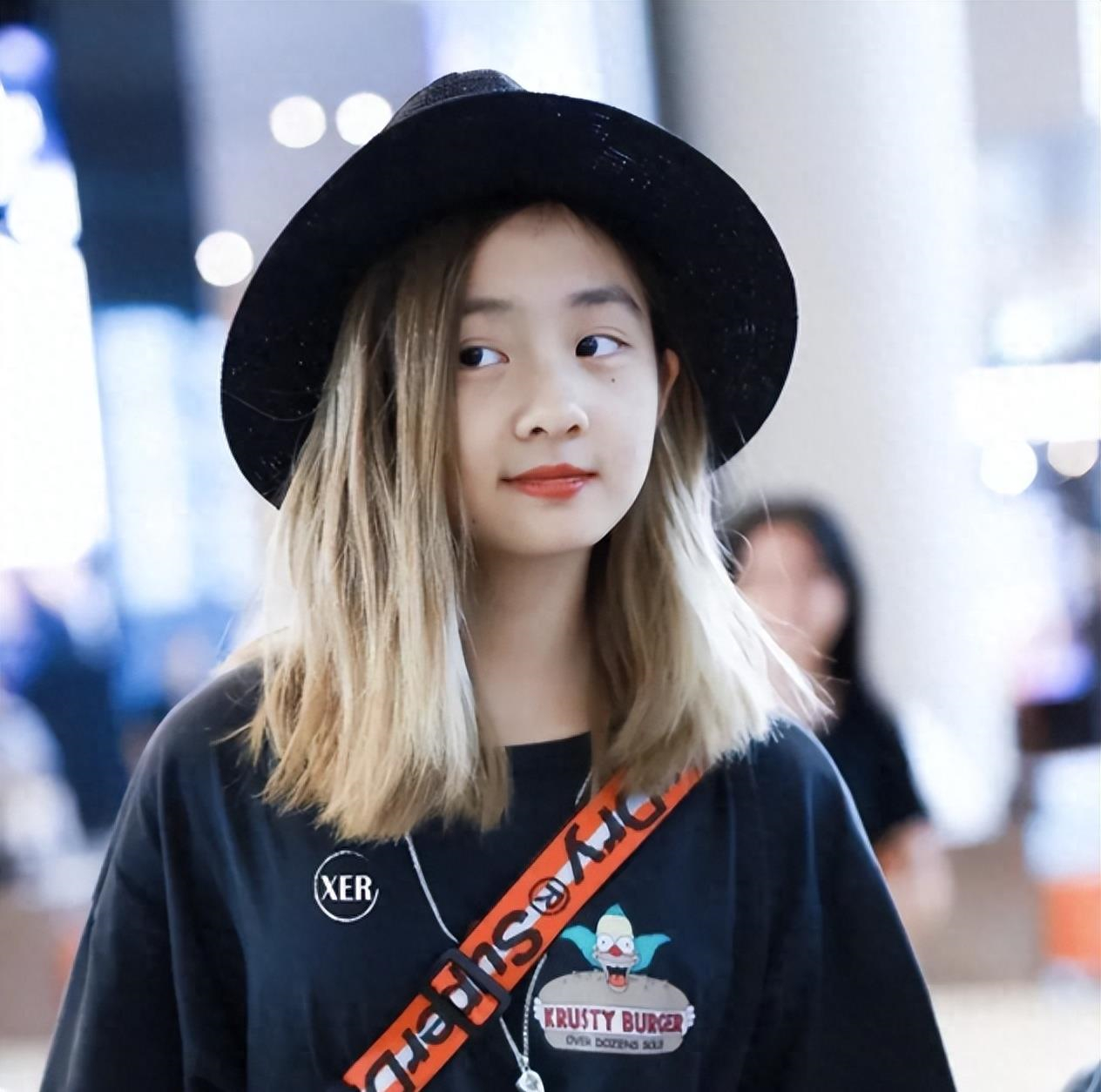 黄多多当街被偶遇星味足，穿搭被扒价格亮眼，王诗龄近照完全不同