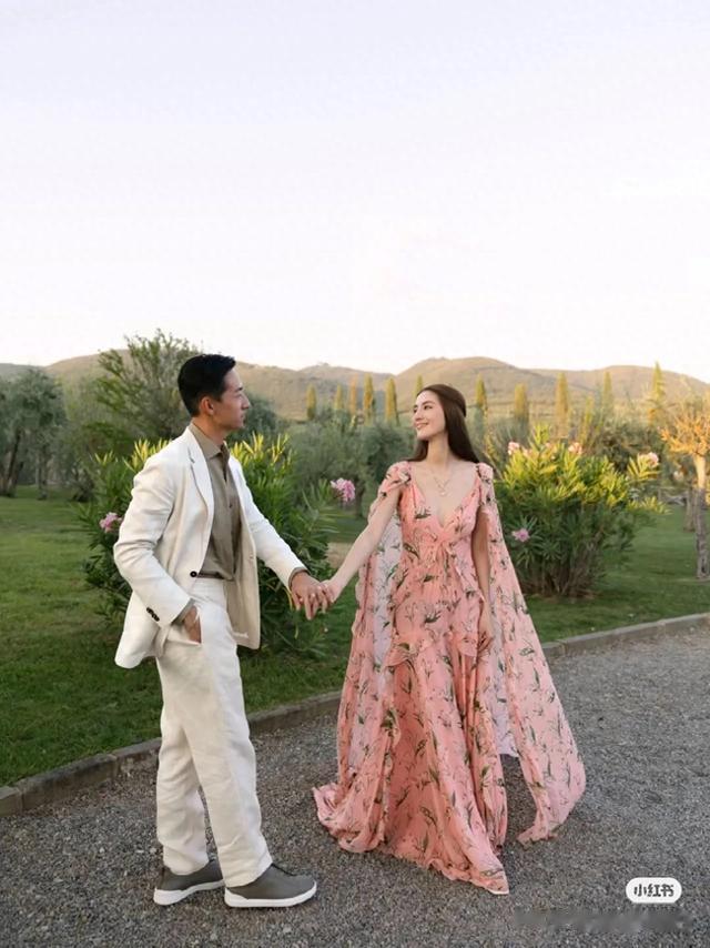 吴千语分享意大利婚前美照,一袭粉色深V碎花长裙,仙气飘飘!