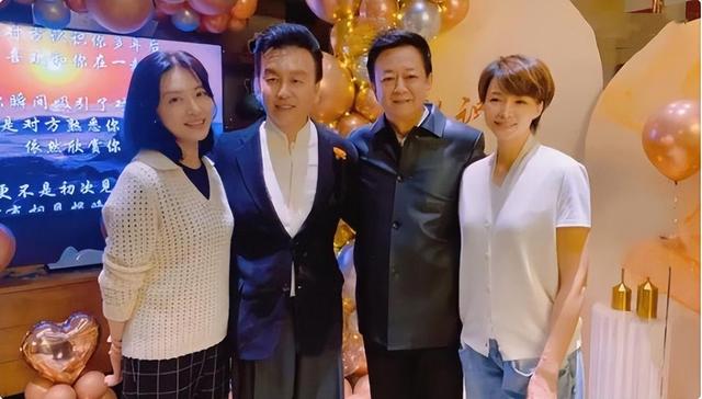 董卿早年旧照,圆脸加大龅牙尖嘴猴腮,反而是老了更漂亮!