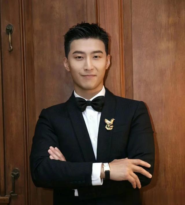 来看看两位型男男演员，行走的荷尔蒙男人味十足，演技精湛。