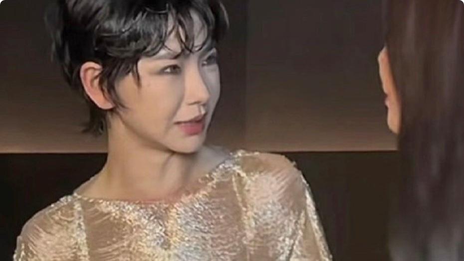 米兰这一夜，“落鸡汤”造型的戚薇，把她的中年尴尬展现得淋漓尽致