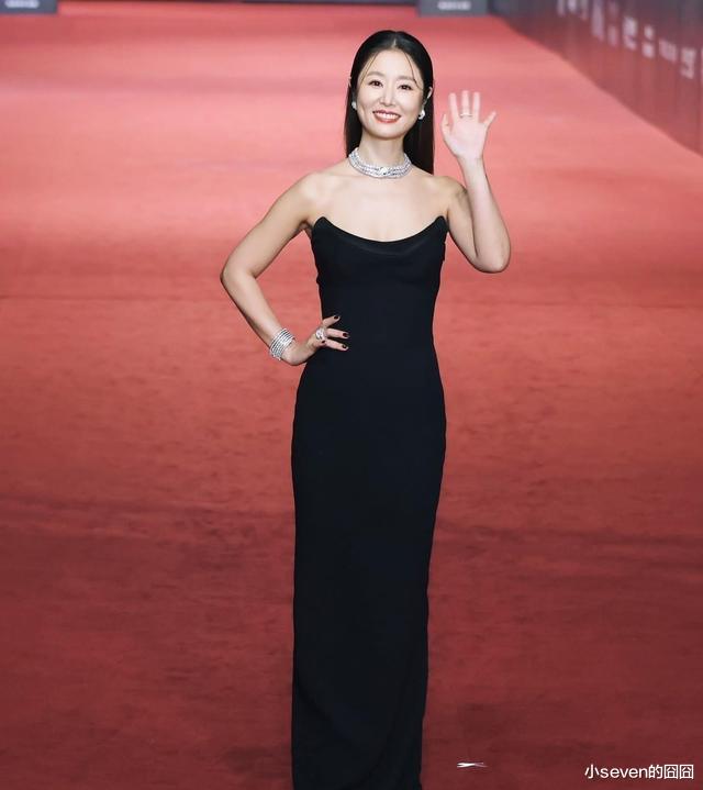 金钟奖现场林心如近照曝光,脸型有点奇怪,被同龄的贾静雯比下去