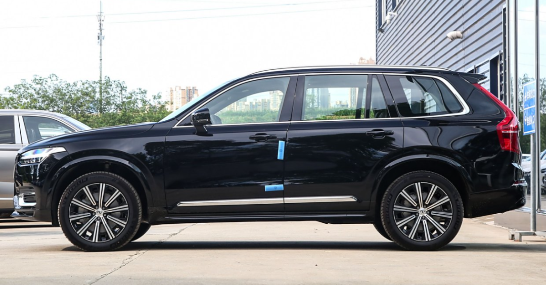 沃尔沃大7座SUV搞突袭，怒降32万，动力不输奥迪Q6