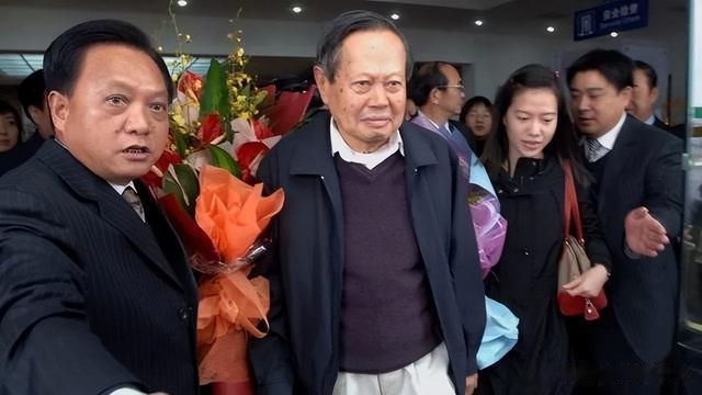 杨振宁的“长寿秘诀”，最核心的并不是多运动、喝水，而是这4点