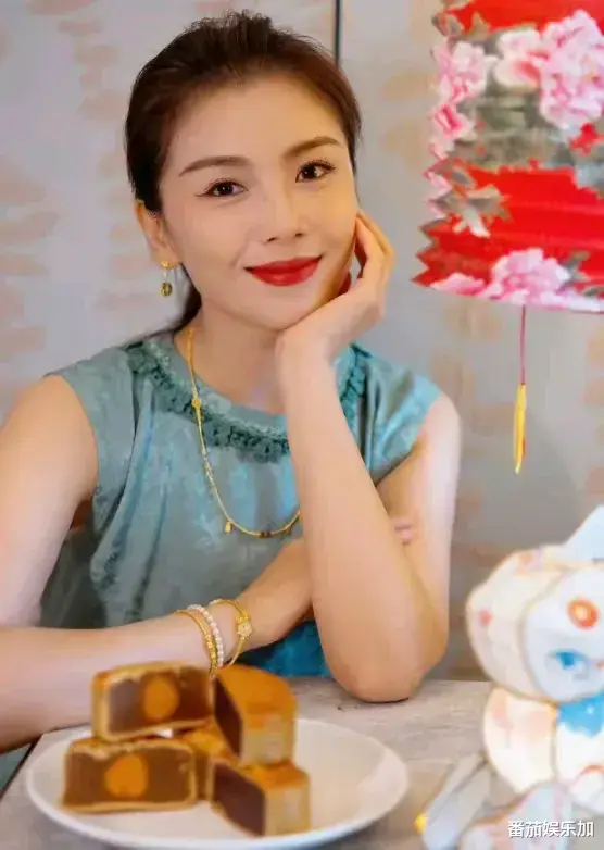 刘涛！中秋晚会闪亮登场，惊艳了众人，关键是这件衣服