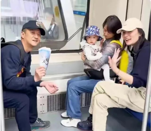 曝王菲怕前夫不还债,李嫣成背锅侠,才阻止女儿帮李亚鹏直播卖货