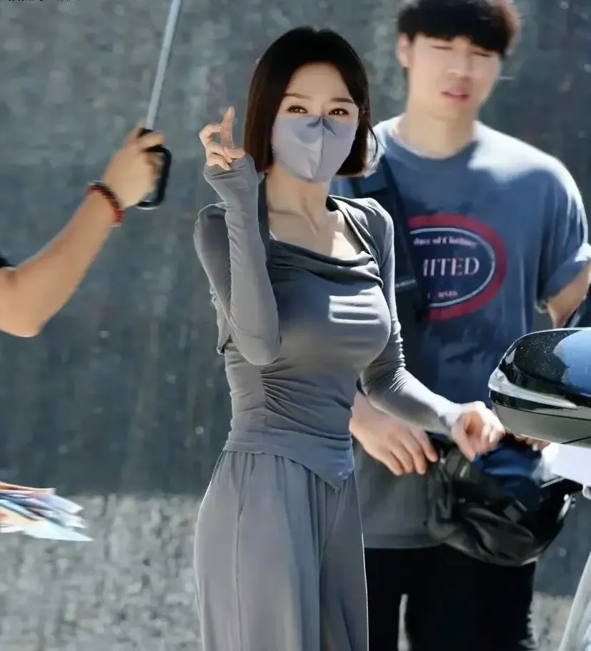 45岁秦岚路透照曝光,穿紧身休闲装美得出众,琼瑶眼光太毒了!