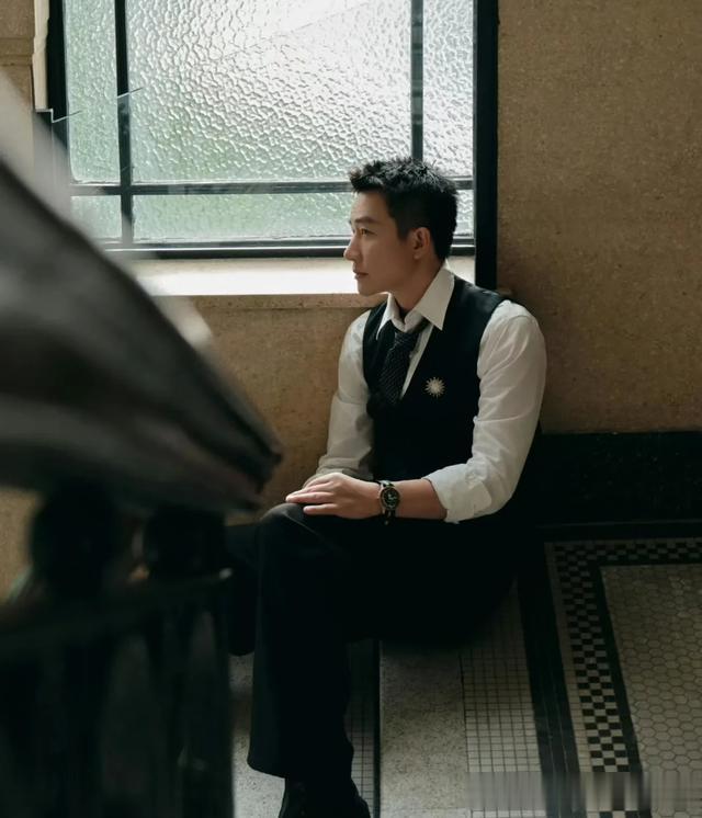 来看看黄轩颜值巅峰时期,他的身上散发艺术气息。