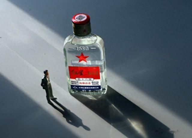 为什么现在喝白酒的越来越少？网友:好酒喝不起，次酒伤身体！