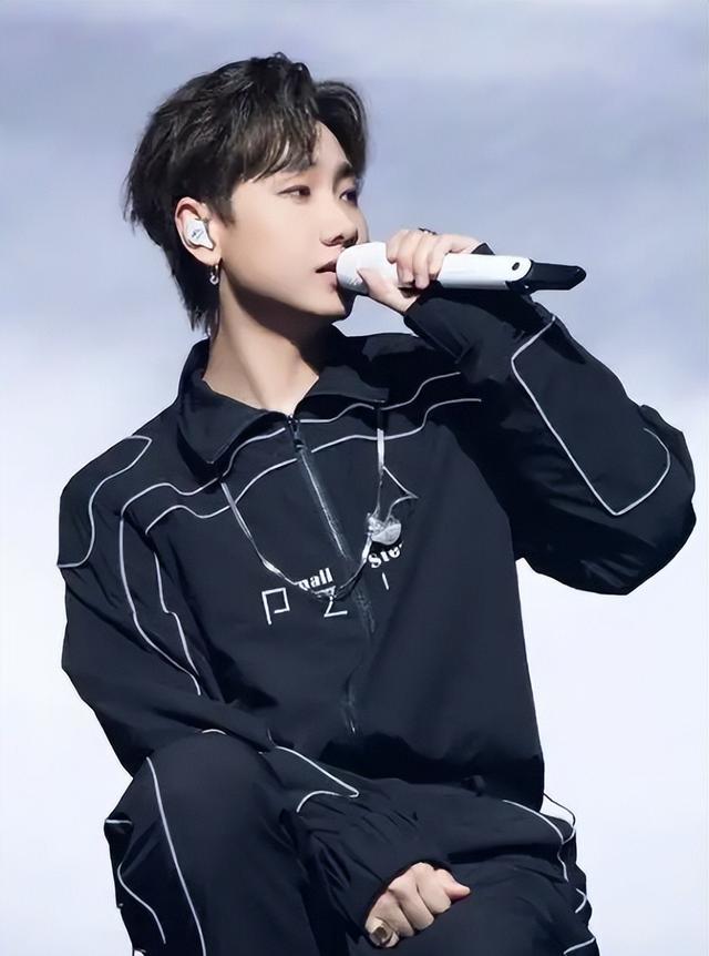 年关将近而娱乐圈再掀风波！汪苏泷被爆夜会3女，赵露思紧急入院