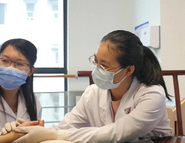 失眠朋友睡个好觉，方法不保密，能帮一个是一个