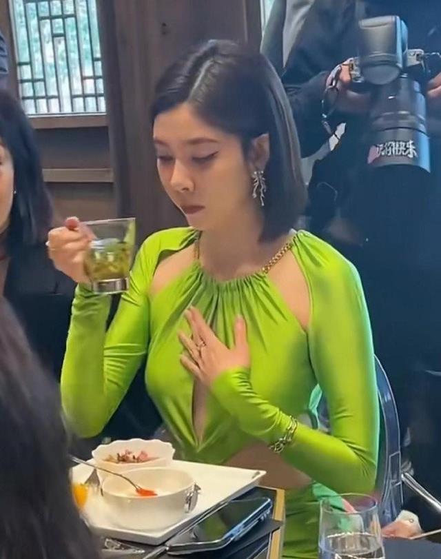 宋妍霏不够大方啊，都穿了，又没有开口很大，有啥好遮遮掩掩的。