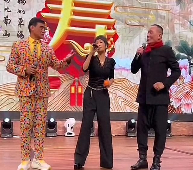 太豪横!佛山欧府办寿宴,现场邀约7位知名港星,又唱又跳显落魄