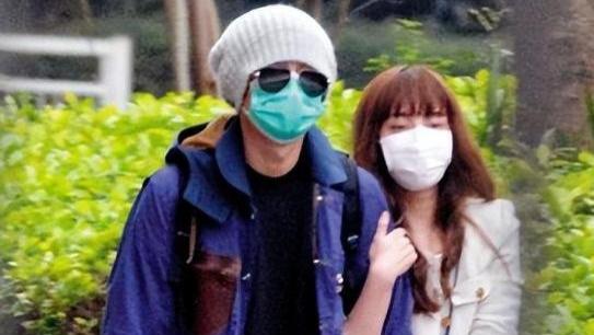 39岁文章携女友出门，女方比前妻年轻漂亮，被夸赞有气质