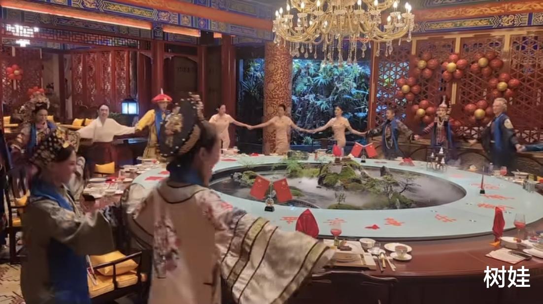 林建岳女儿与闺蜜赴北京,穿清装吃宫廷宴,众名媛围桌跳舞很欢乐
