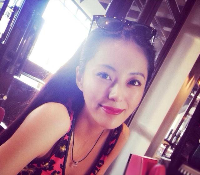 艾尚真被称为中国第一黄金身材，颜值也好，嫁个好丈夫幸福惹人羡