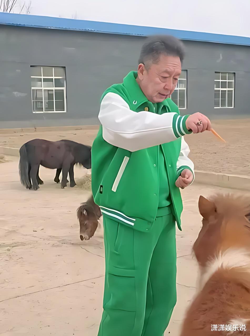 德云社珍宝于谦现身马场,岁月痕迹让人心疼,网友:保重身体!