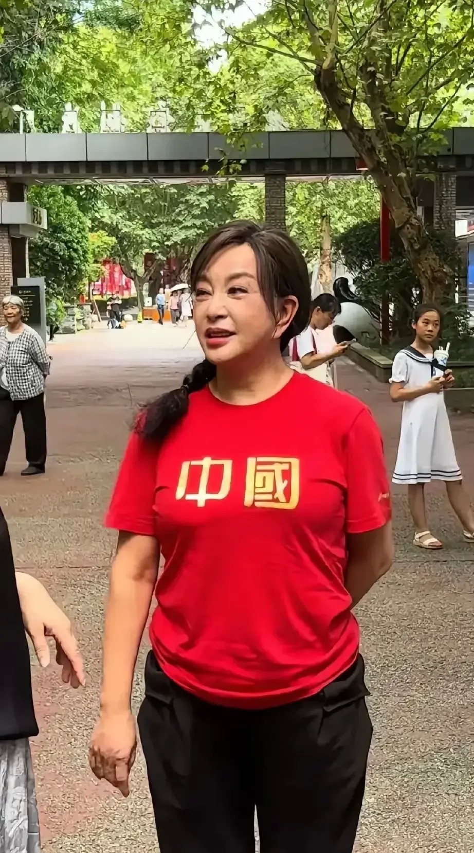 刘晓庆老得也太快了!前几年还很年轻白嫩,转眼就老态尽显了!